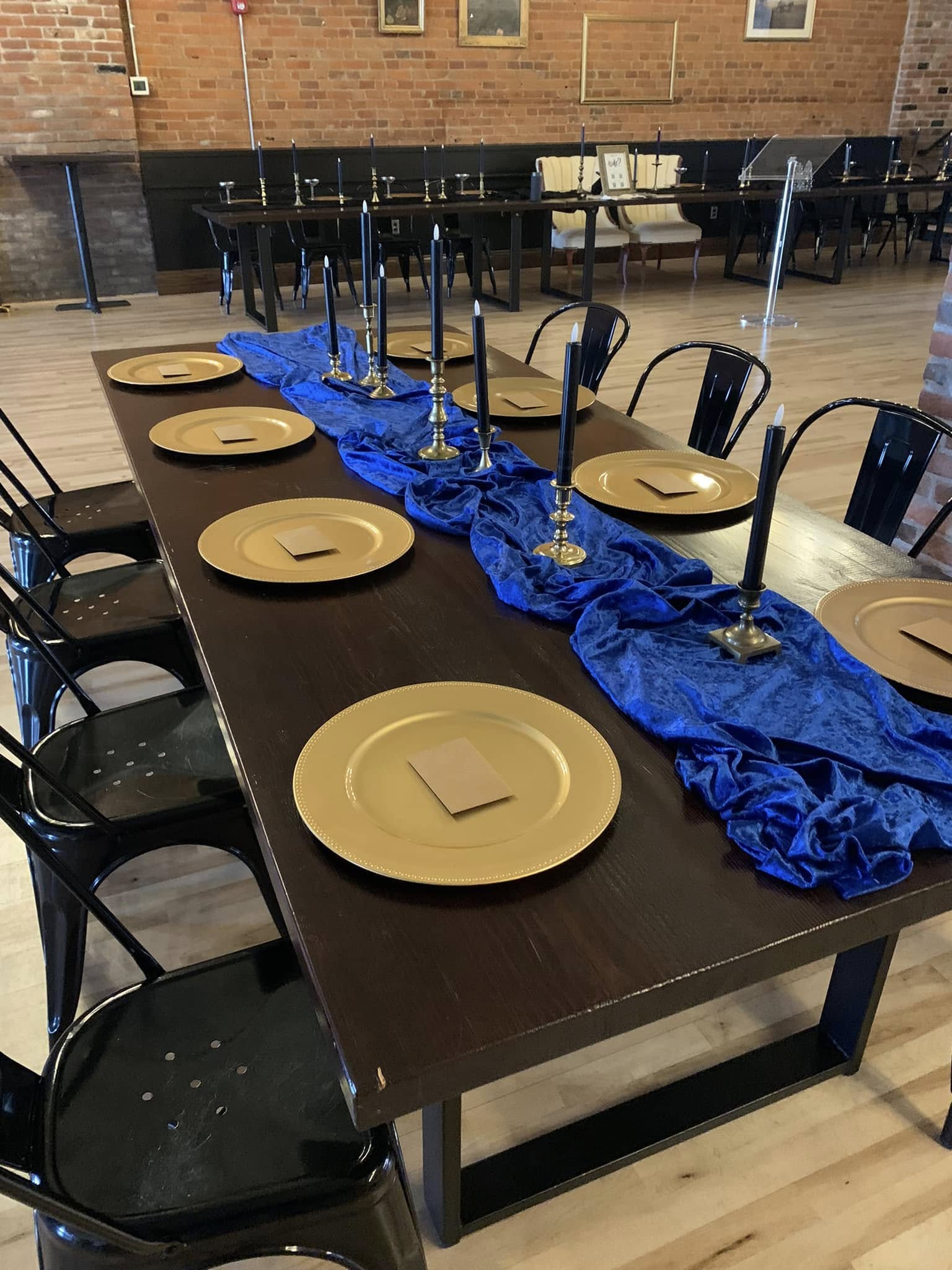 gold and royal blue tablescape